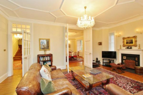 Elegant 3-Bedroom Ramsay Garden Apartment in Edinburgh City Centre